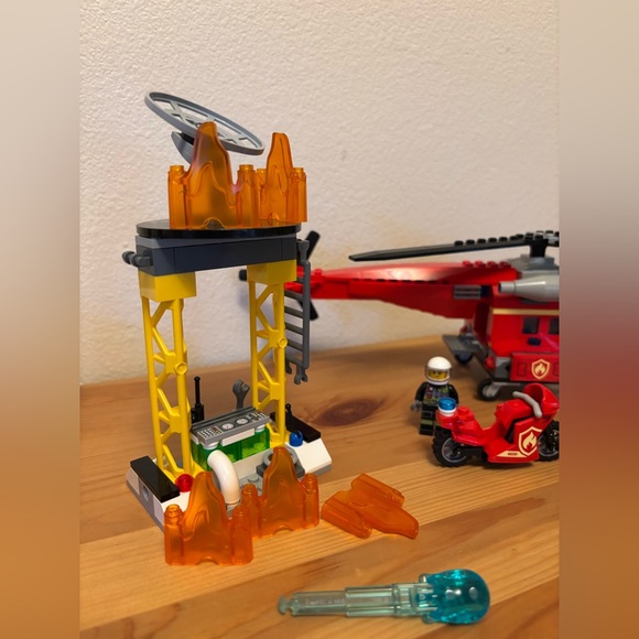 Lego Town Fire Rescue Helicopter (60281) - Picture 2 of 6